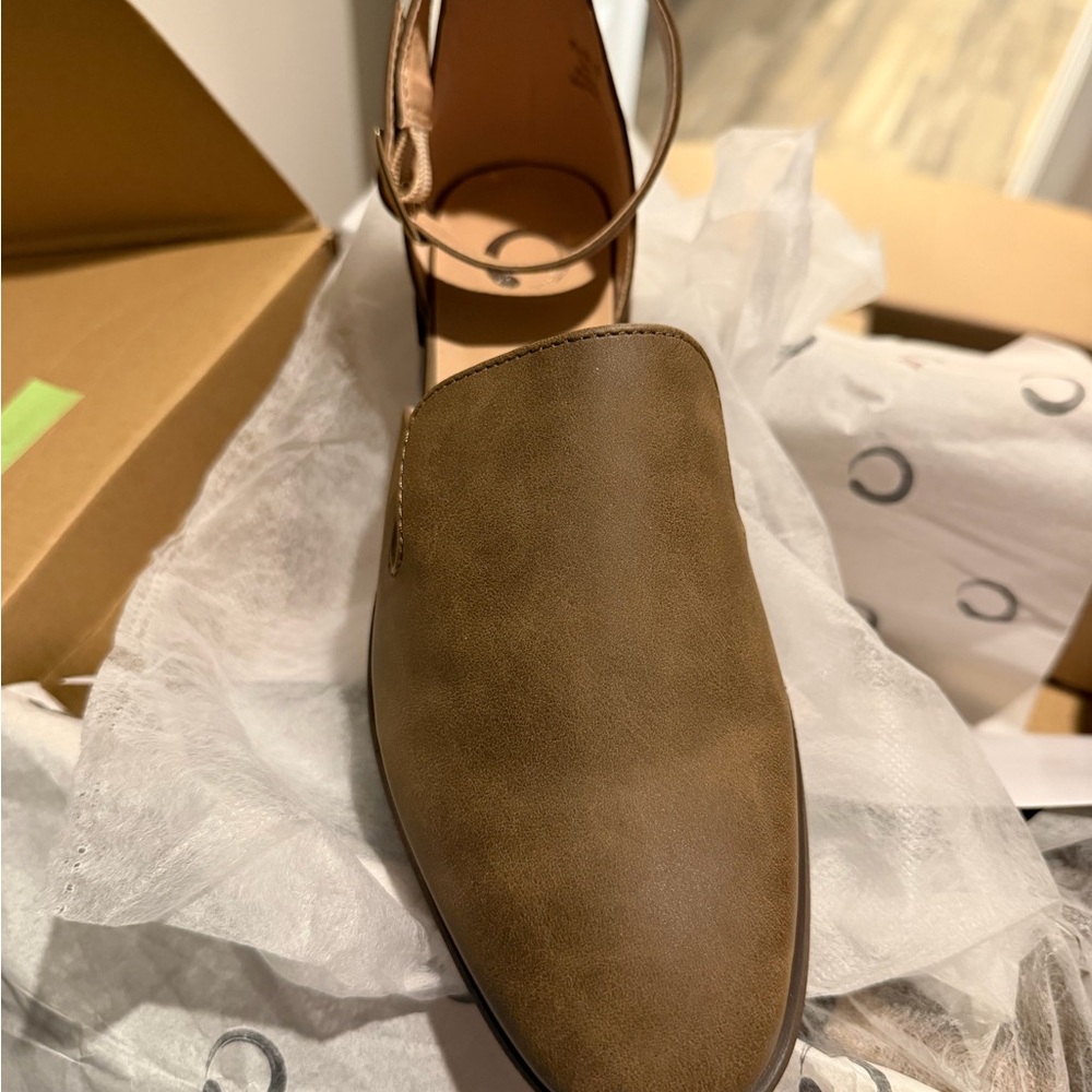 Journee Collection Brown Flats